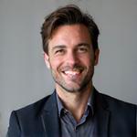 Portrait d'Antoine Leclerc, fondateur de Lumière Scène, souriant et professionnel.