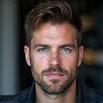 Portrait de Marc Dubois, spécialiste de la photographie drone et d'architecture, l'air concentré.