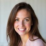 Portrait de Sophie Dumont, photographe portraitiste et commerciale, au regard chaleureux.