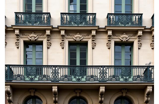 Façade d'un bâtiment historique parisien